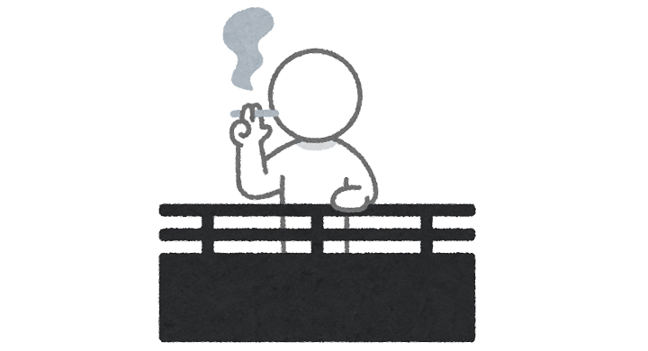 ベランダで喫煙する人
